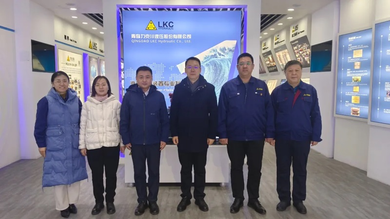 高新區(qū)工委委員、管委副主任張建軍一行蒞臨青島力克川液壓股份有限公司調(diào)研指導(dǎo)1.jpg